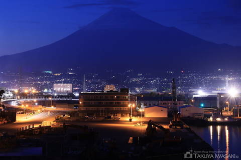 富士と港の見える公園の工場夜景スポット写真（3）class=