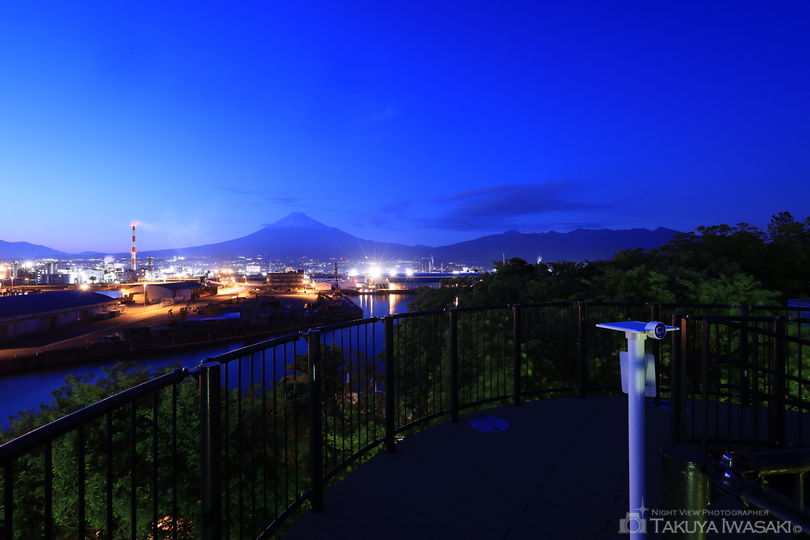 富士と港の見える公園の工場夜景スポット写真（5）