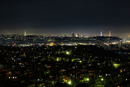 電波塔のライトアップと仙台方面の夜景