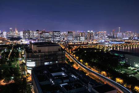 東京タワーと東京スカイツリーを見渡す