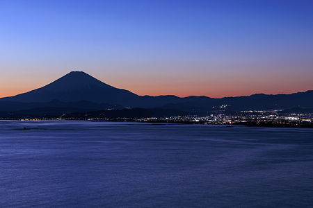 日没後に富士山を望む