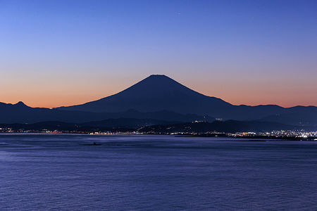 日没後に富士山を望む