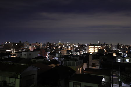 蒔田町の住宅街の夜景