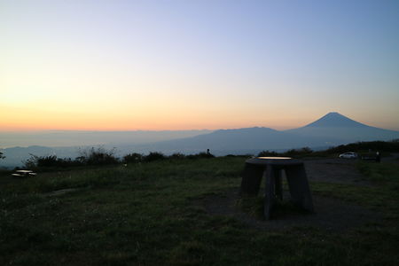 富士山のシルエットを望む