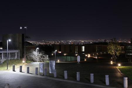 京都市内の夜景と京都大学のキャンパス
