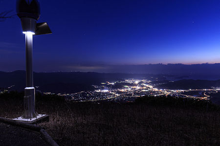 トワイライトタイムの夜景と展望台の灯り