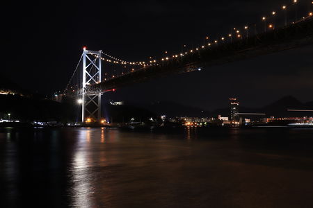 ライトアップされた関門橋と門司方面の夜景