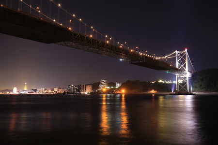 ライトアップされた関門橋と下関の夜景