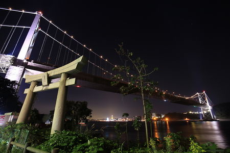 和布刈神社の鳥居と関門橋