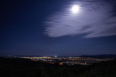 月明かりと函館市内を望む