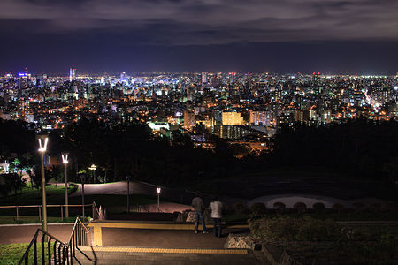 階段付近から札幌中心部の夜景を望む