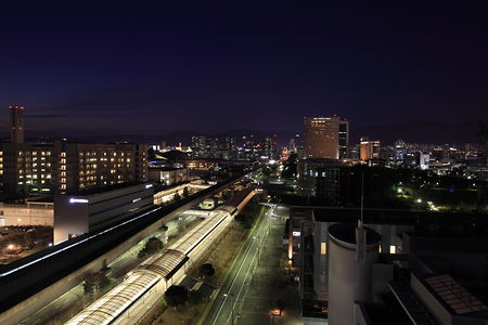 ポートライナーと神戸市街地の夜景