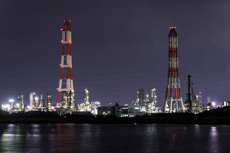 煙突と工場の夜景