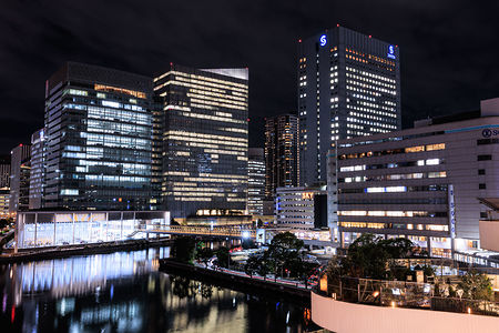 日産本社・横浜駅方面の夜景を望む