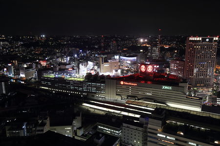 横浜駅方面の夜景を望む