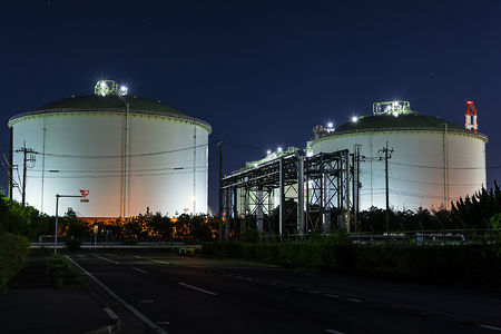 鹿島液化ガス共同備蓄のタンクを写す
