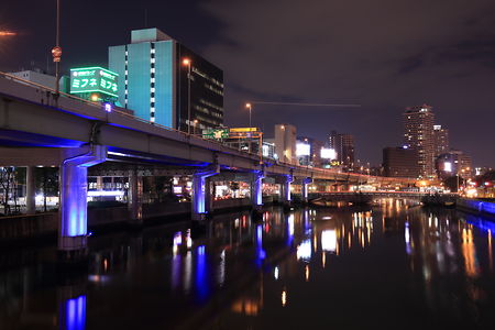 ライトアップされた阪神高速と天満方面の夜景