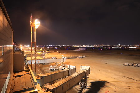 滑走路と国際線ターミナルの夜景