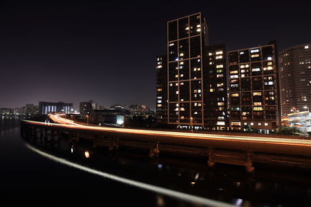 クレストタワー品川シーサイドと東京モノレールの夜景
