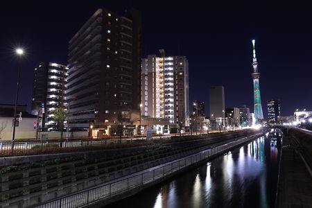 押上の高層マンション街と東京スカイツリーを望む