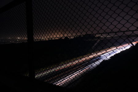 新東名高速を走る車の光跡