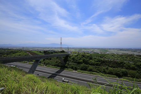 新東名高速を見下ろす