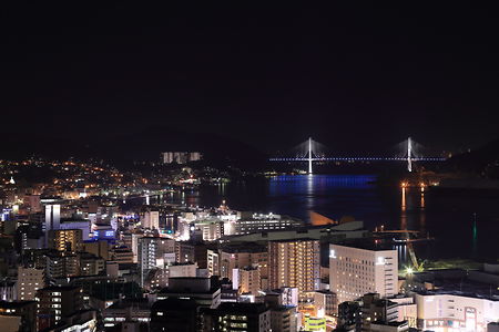 女神大橋と長崎市街地を望む