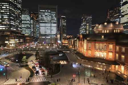 東京駅・丸の内駅前広場を望む