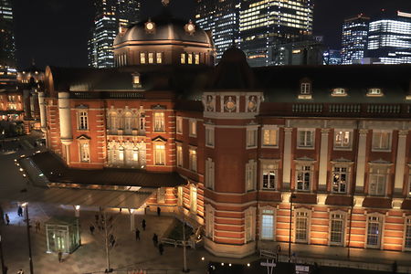 正面に東京駅を眺める