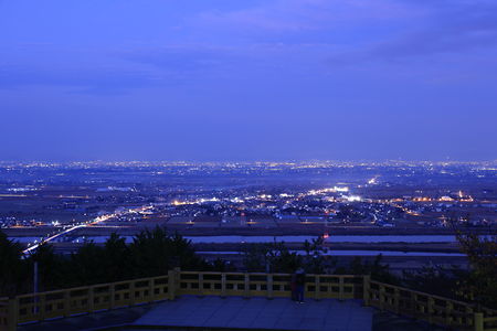 月見台（展望台）と海津市内の夜景