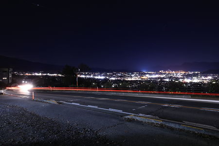 車の光跡と富士吉田市の夜景