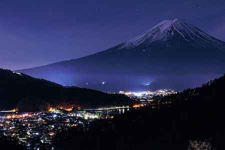 富士山と河口湖町の夜景を望む